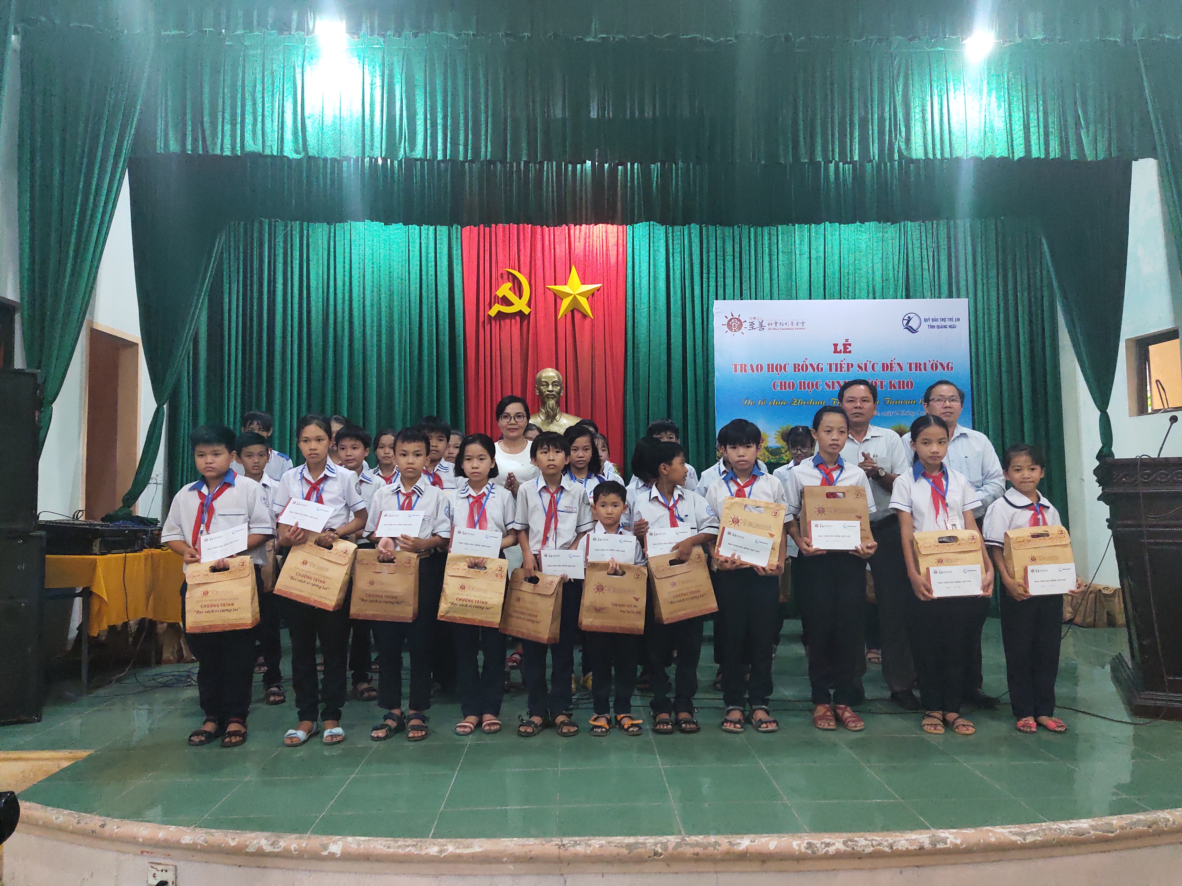 Trao tặng 100 suất học bổng cho học sinh nghèo vượt khó của huyện Mộ Đức