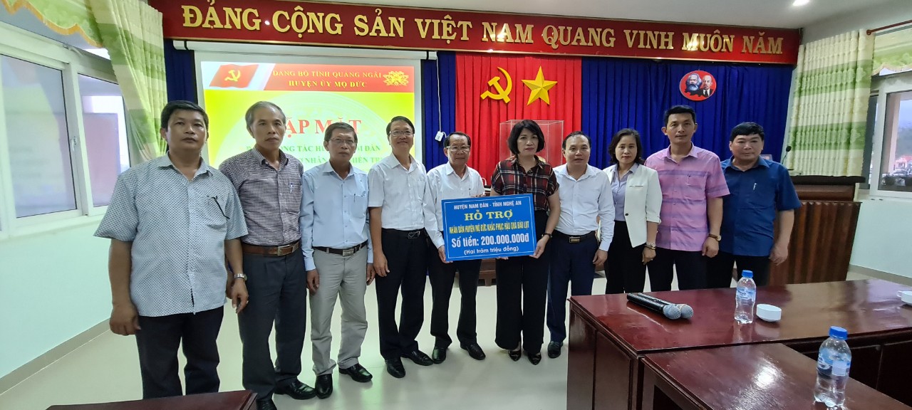 Đoàn công tác huyện Nam Đàn, tỉnh Nghệ An thăm và tặng quà hỗ trợ khắc phục bão lũ cho nhân dân huyện Mộ Đức