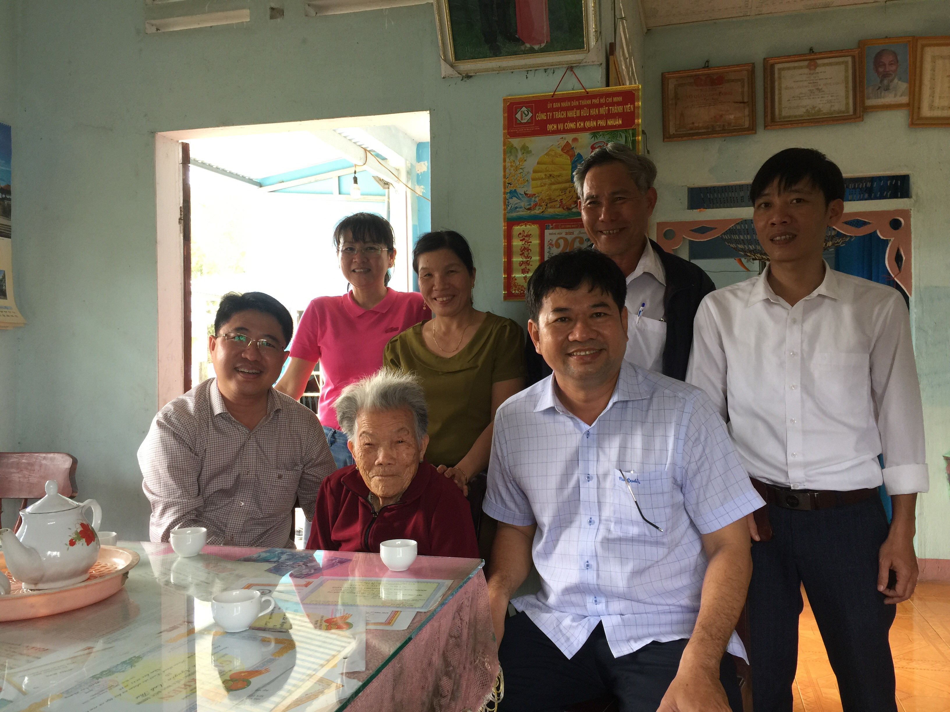 Lãnh đạo quận Phú Nhuận – TP HCM thăm, tặng quà Mẹ Việt Nam anh hùng huyện Mộ Đức