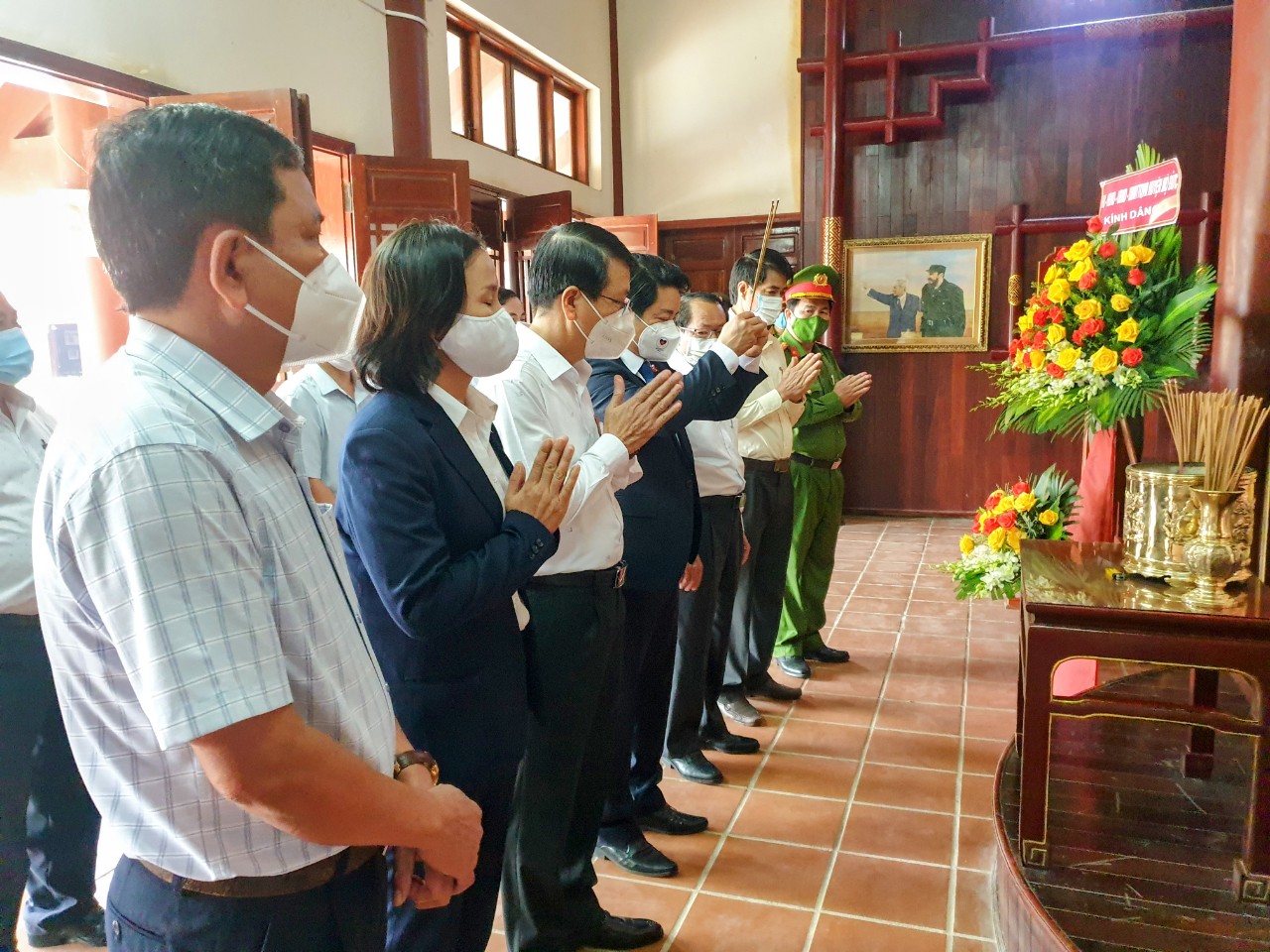 Dâng hương nghĩa trang Liệt sỹ và cố Thủ tướng Phạm Văn Đồng