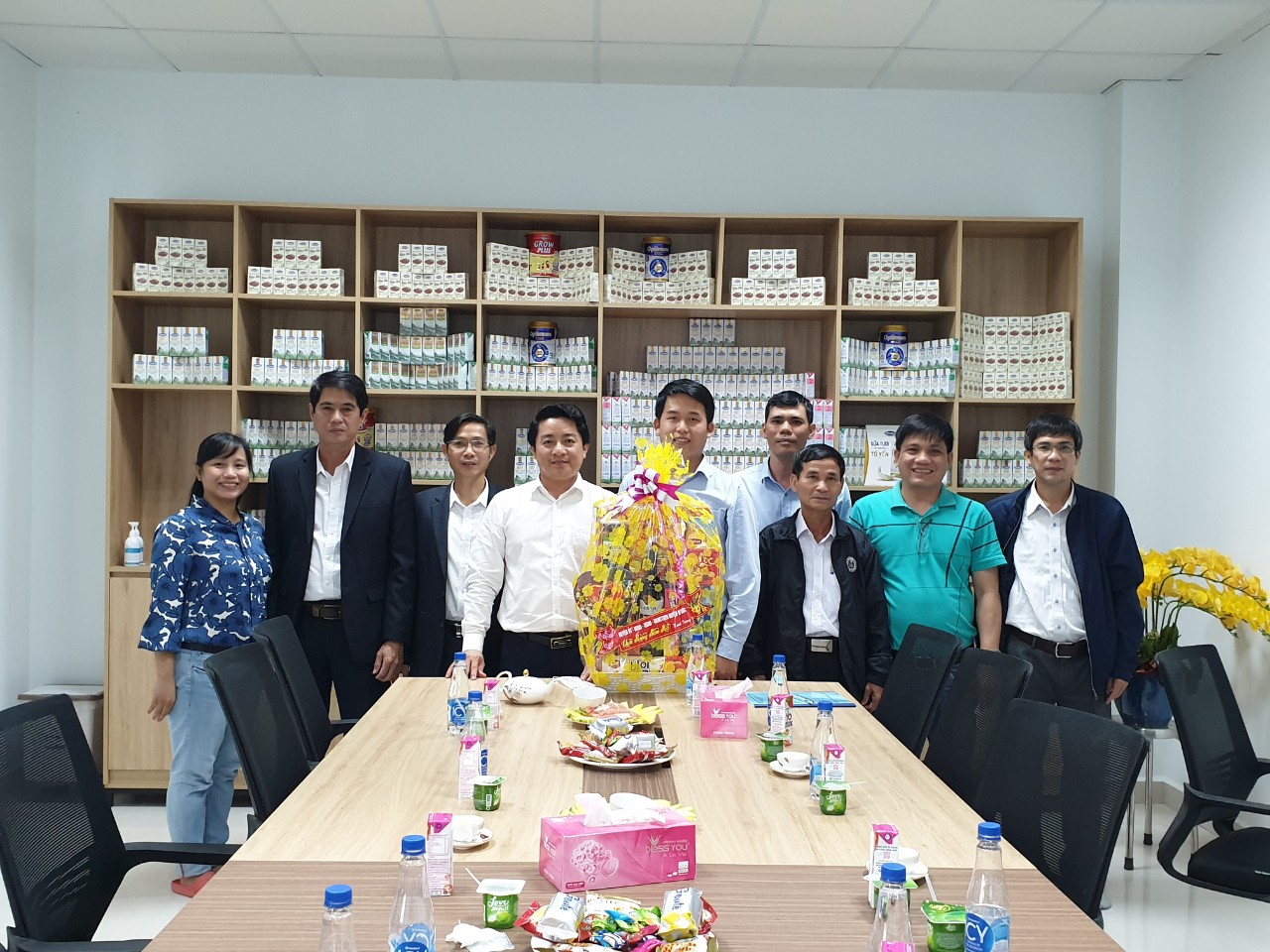 Bí thư Huyện ủy thăm và chúc tết Công ty TNHH MTV Bò sữa Việt Nam, đồng bào dân tộc Hre tại xã Đức Phú