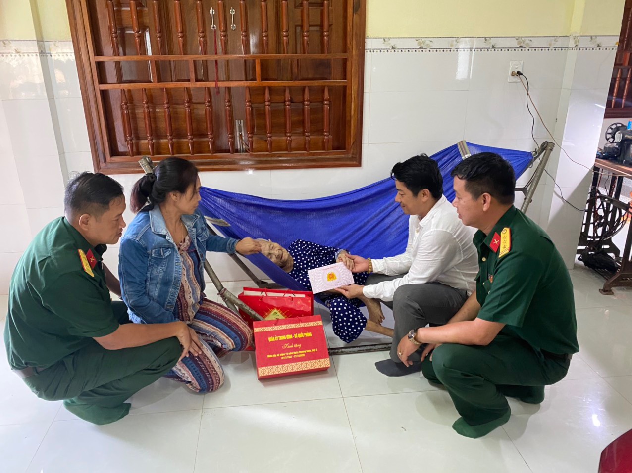 Đồng chí Bí thư Huyện uỷ Nguyễn Minh Đạo thăm, tặng quà gia đình chính sách