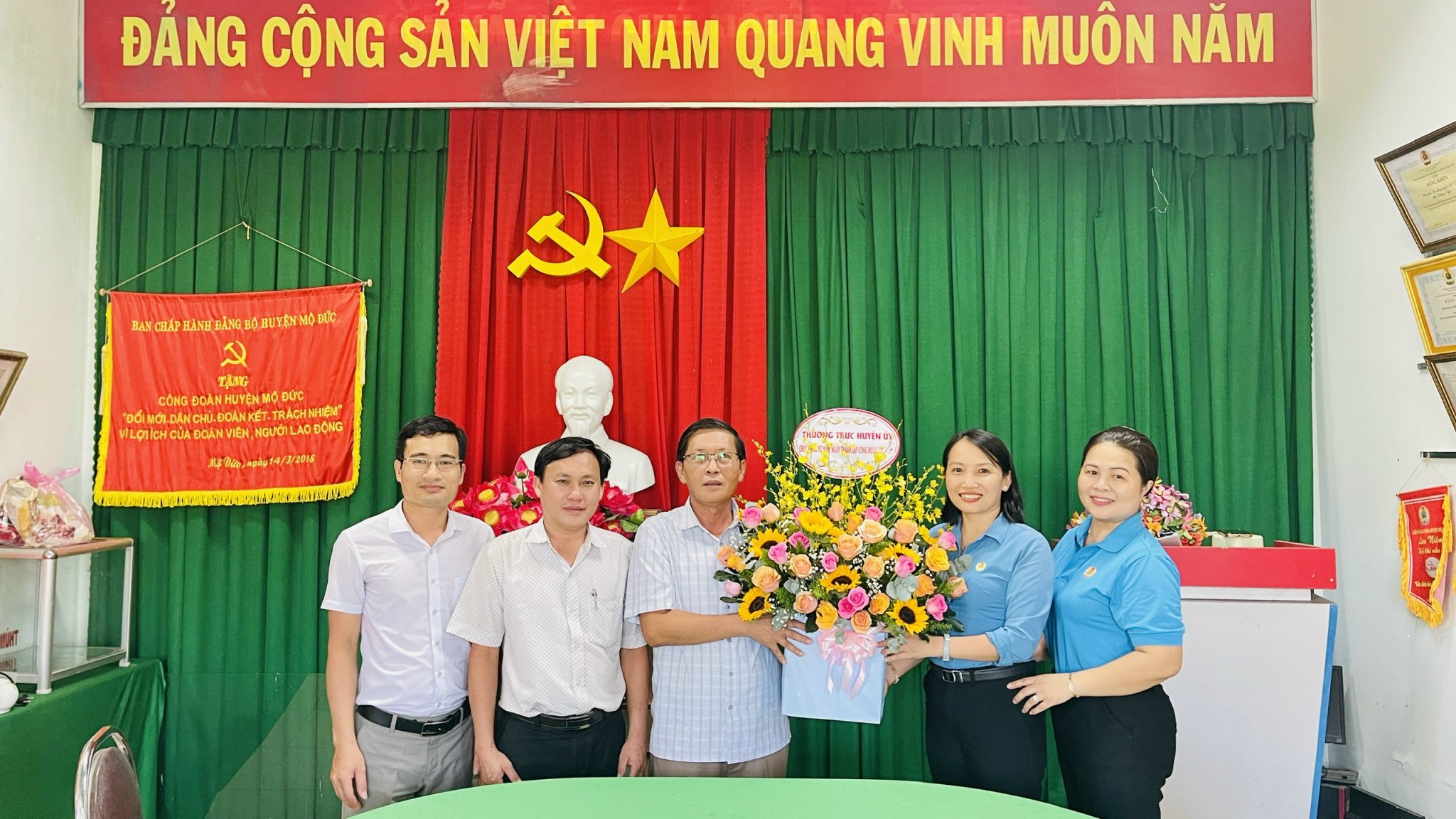 Thường trực Huyện ủy thăm và chúc mừng nhân kỷ niệm 93 năm ngày thành lập Công đoàn Việt Nam