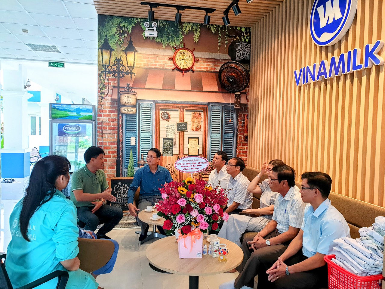 Lãnh đạo huyện thăm các doanh nghiệp nhân ngày Doanh nhân Việt Nam