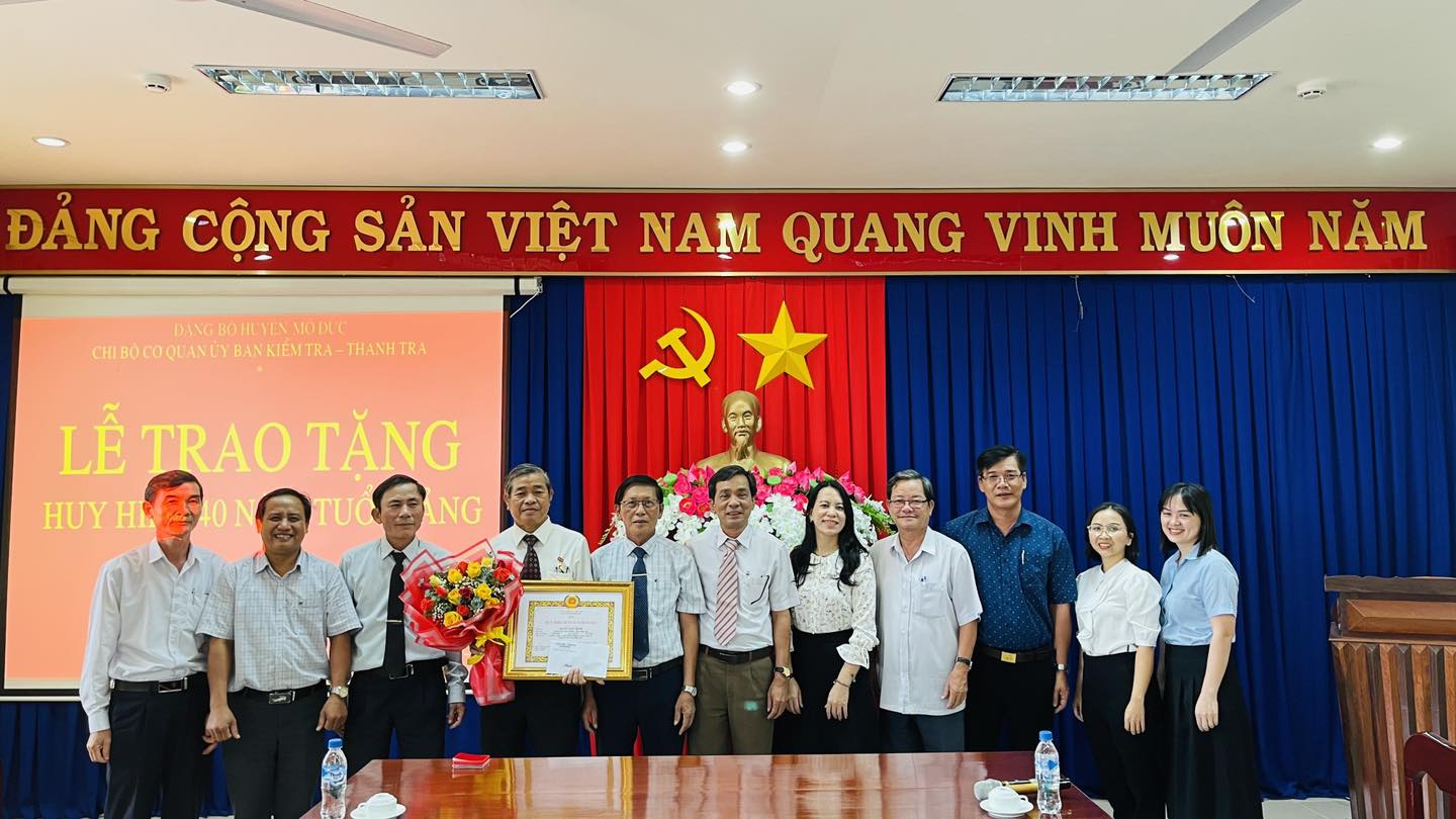 Chi bộ Cơ quan Uỷ Ban Kiểm Tra - Thanh Tra Huyện Mộ Đức Tổ chức Lễ trao Huy Hiệu 40 năm tuổi Đảng