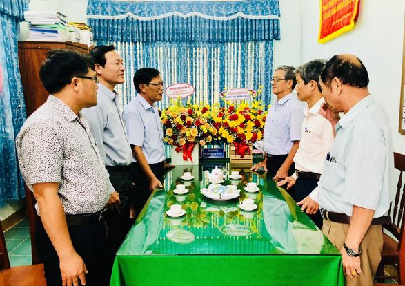 Thường trực Huyện Ủy thăm và chúc mừng Hội Cựu Chiến Binh Huyện Mộ Đức Nhân Kỷ niệm 33 năm Ngày Thành lập Hội Cựu Chiến Binh Việt Nam (06/12/1989- 06/12/2022).