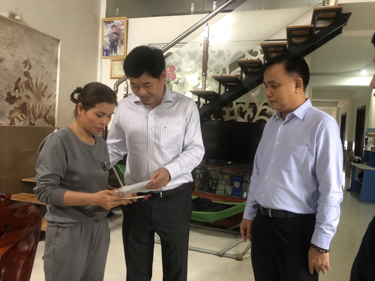 Lãnh đạo quận Phú Nhuận – TP Hồ chí Minh thăm, tặng quà Mẹ Việt Nam anh hùng huyện Mộ Đức