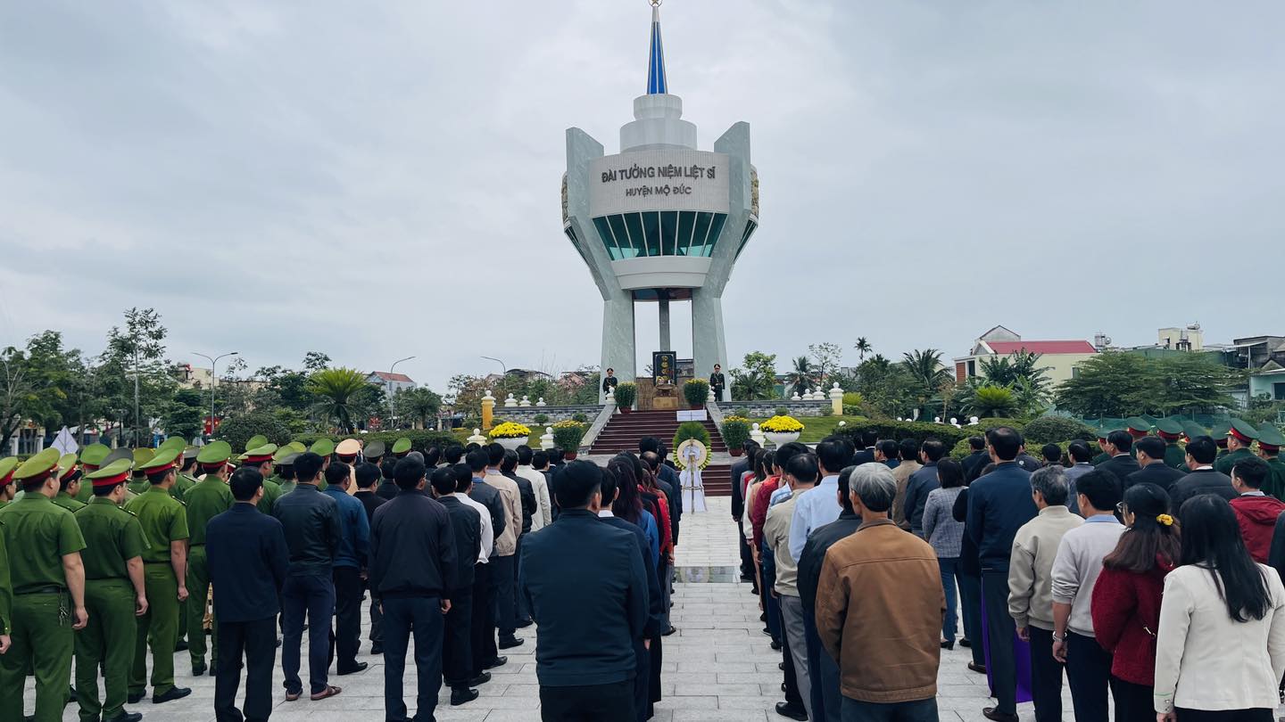 Lãnh đạo huyện viếng Nghĩa trang Liệt sĩ và Khu lưu niệm cố Thủ tướng Phạm Văn Đồng nhân dịp Xuân Quý Mão 2023
