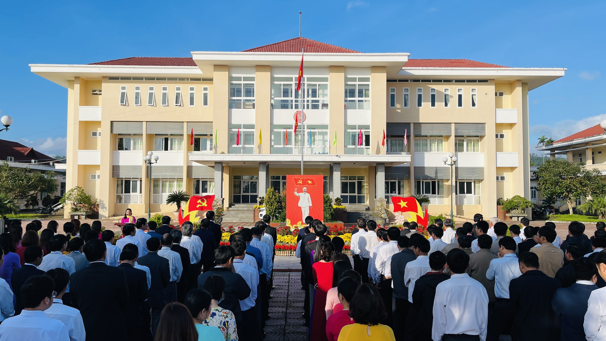 Huyện ủy Mộ Đức tổ chức Chào cờ nhân dịp Kỷ niệm 93 năm Ngày thành lập Đảng Cộng sản Việt Nam (3/2/1930 - 3/2/2023)