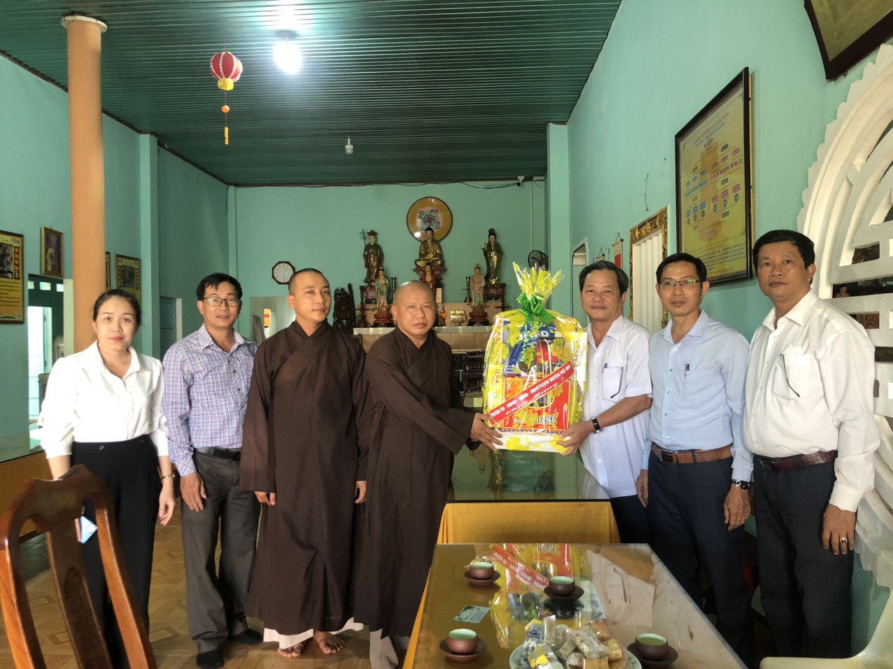 Lãnh đạo huyện Mộ Đức thăm chúc mừng Đại lễ Phật đản.