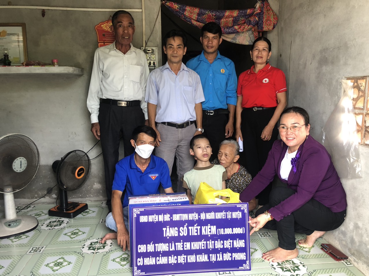 Mộ Đức: Trao sổ tiết kiệm cho trẻ em khuyết tật đặc biệt nặng tại xã Đức Phong