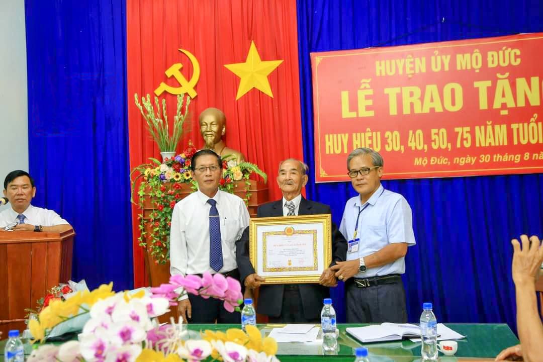 Huyện ủy Mộ Đức tổ chức lễ trao tặng huy hiệu đảng đợt 2/9 cho các đảng viên trên địa bàn xã Đức Phú