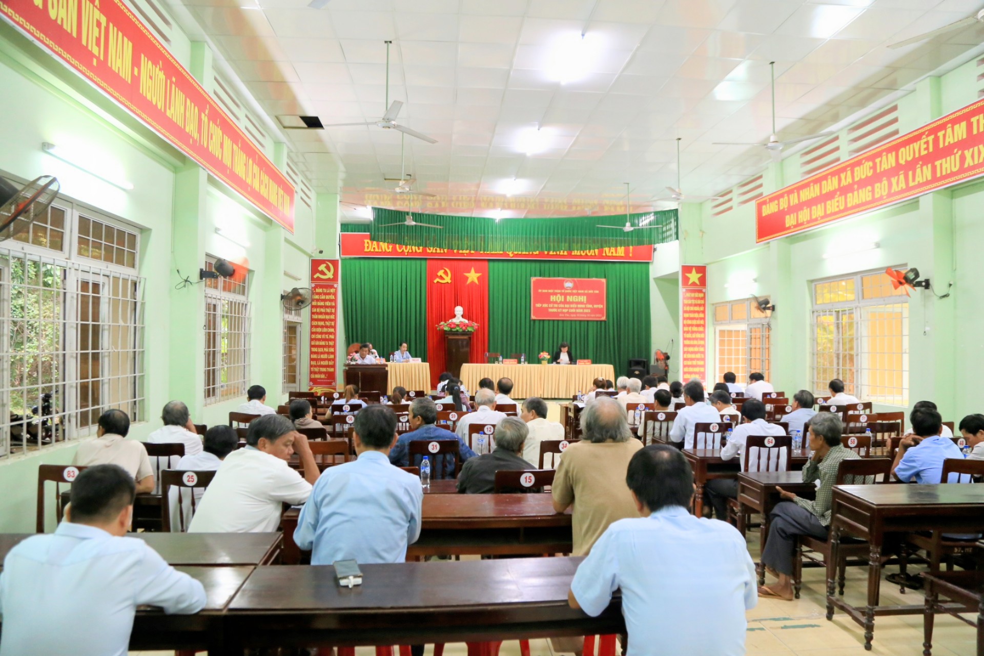 Tổ đại biểu HĐND tỉnh, huyện tiếp xúc cử tri tại xã Đức Tân