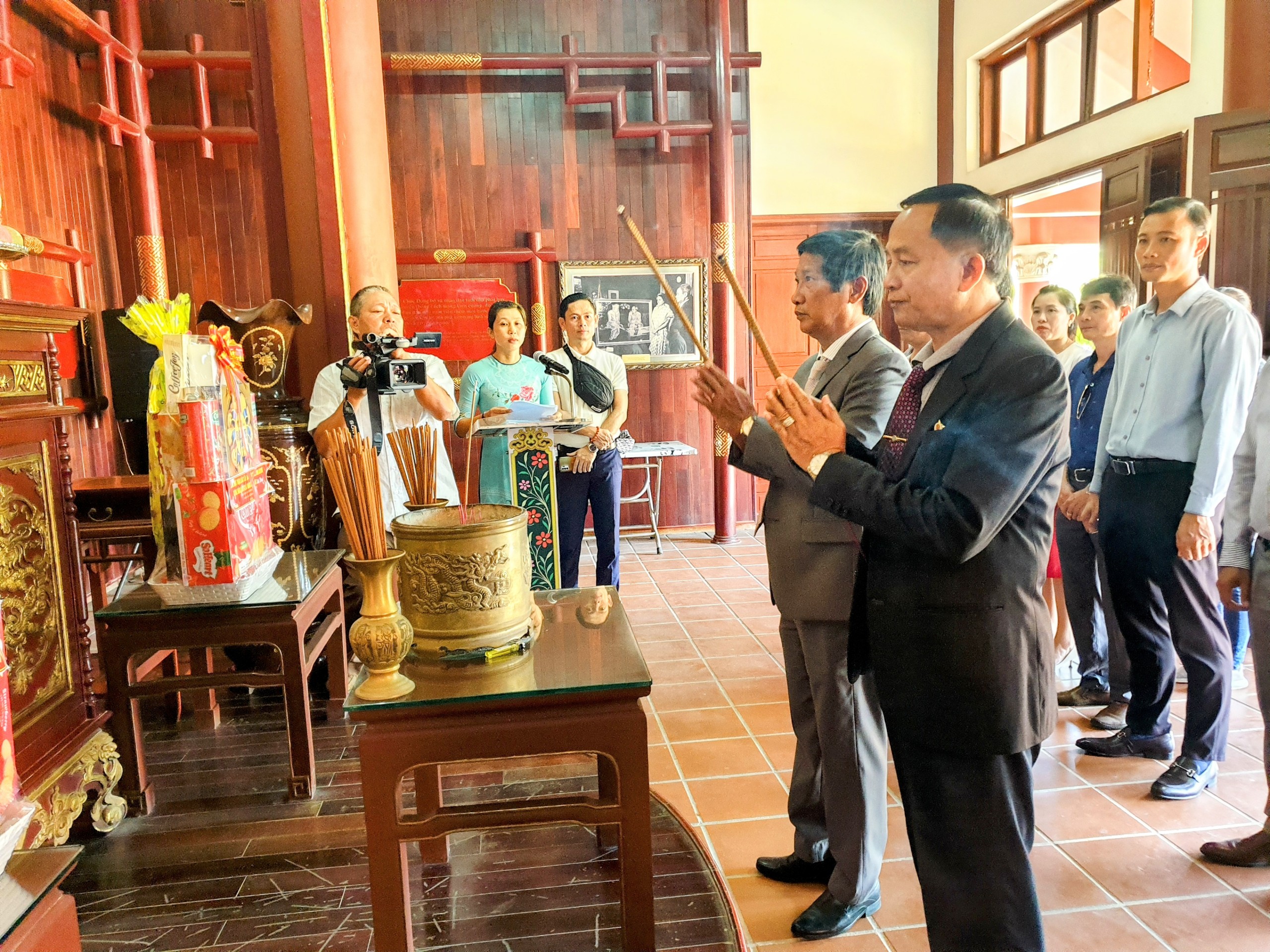 Đoàn công tác Ủy ban Mặt trận Lào xây dựng đất nước tỉnh Attapeu dâng hương tưởng niệm Thủ tướng Phạm Văn Đồng
