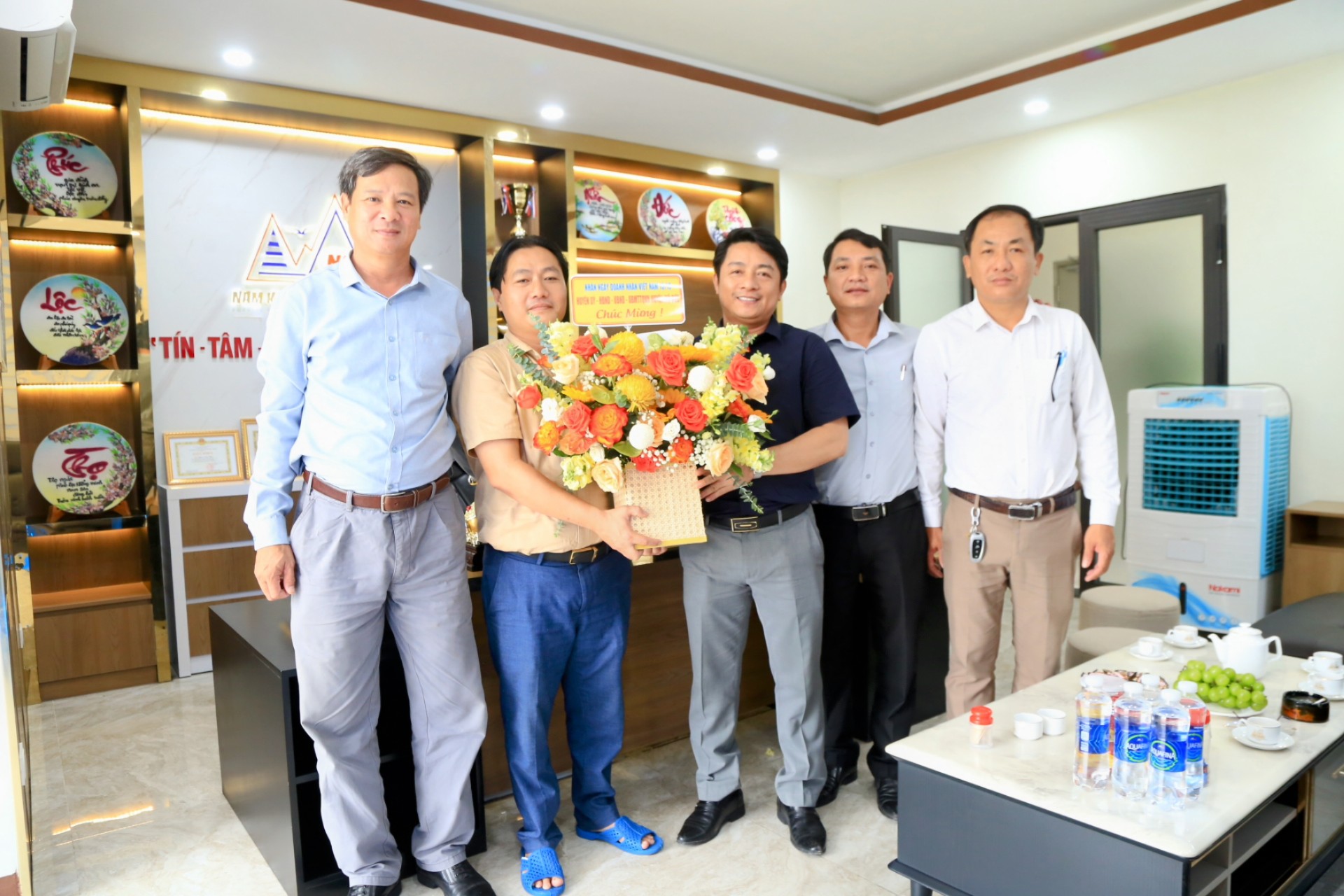 Bí thư huyện ủy Mộ Đức thăm các doanh nghiệp, doanh nhân ngày doanh nhân Việt Nam