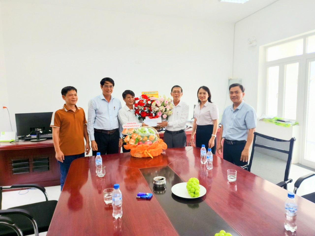 Lãnh đạo huyện Mộ Đức thăm, chúc mừng doanh nghiệp, doanh nhân, ngày doanh nhân Việt Nam