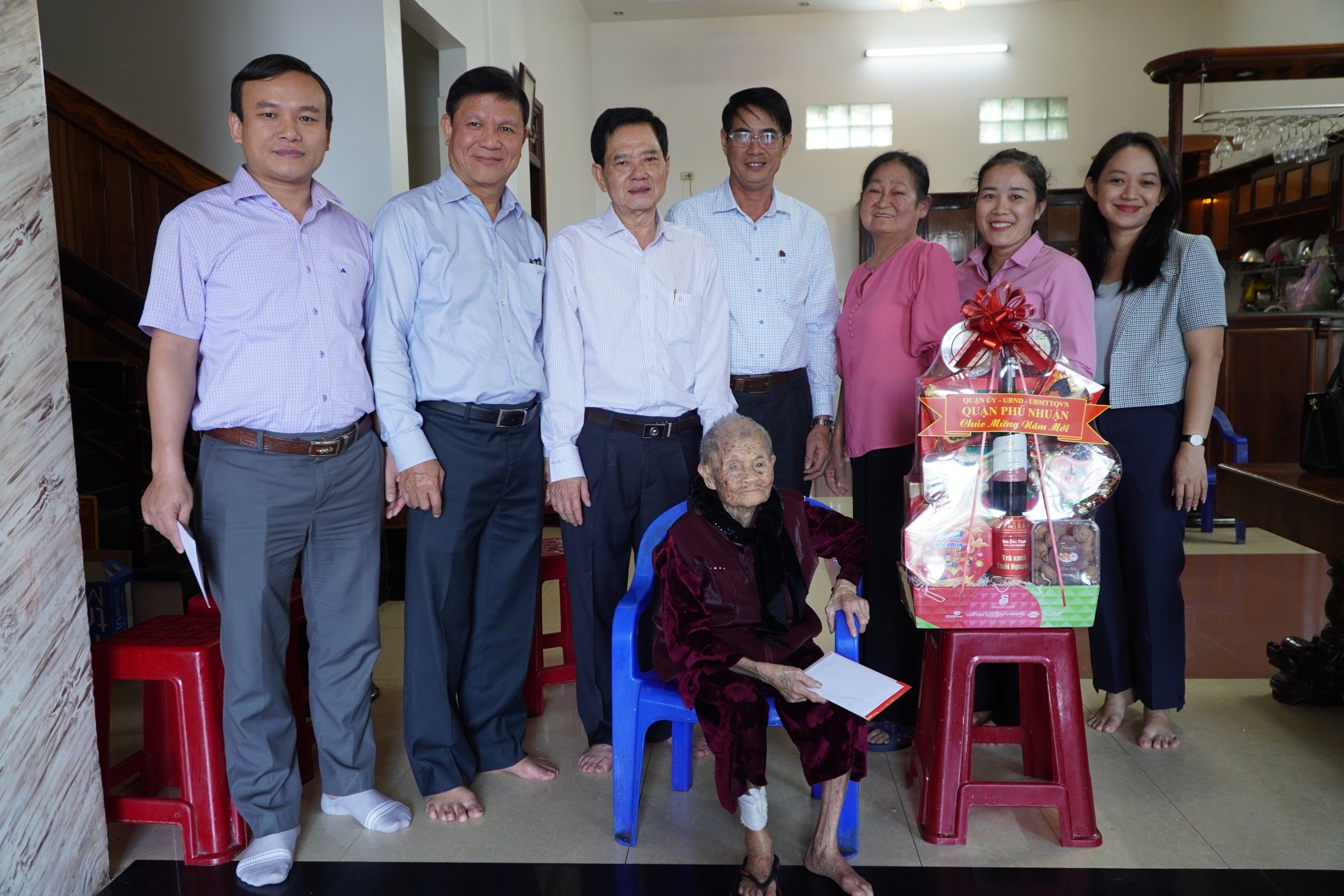 Lãnh đạo quận Phú Nhuận -TpHCM thăm, tặng quà mẹ việt nam anh hùng huyện Mộ Đức