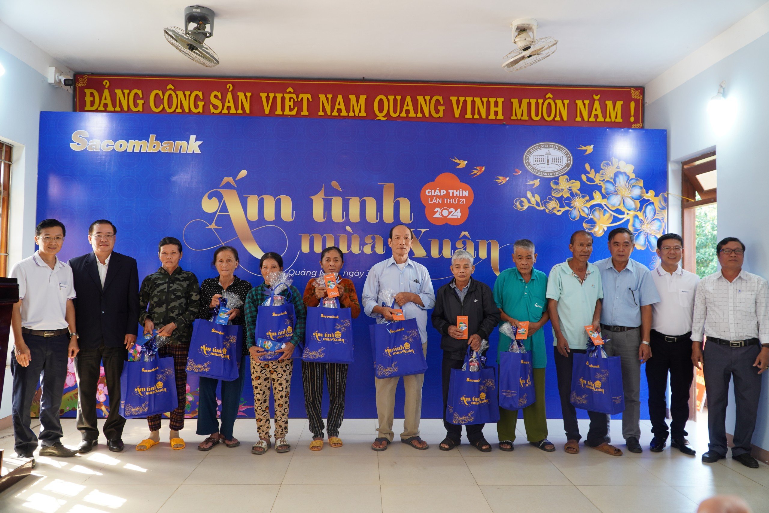 Sacombank chi nhánh Quảng Ngãi trao 60 suất quà cho hộ nghèo huyện Mộ Đức