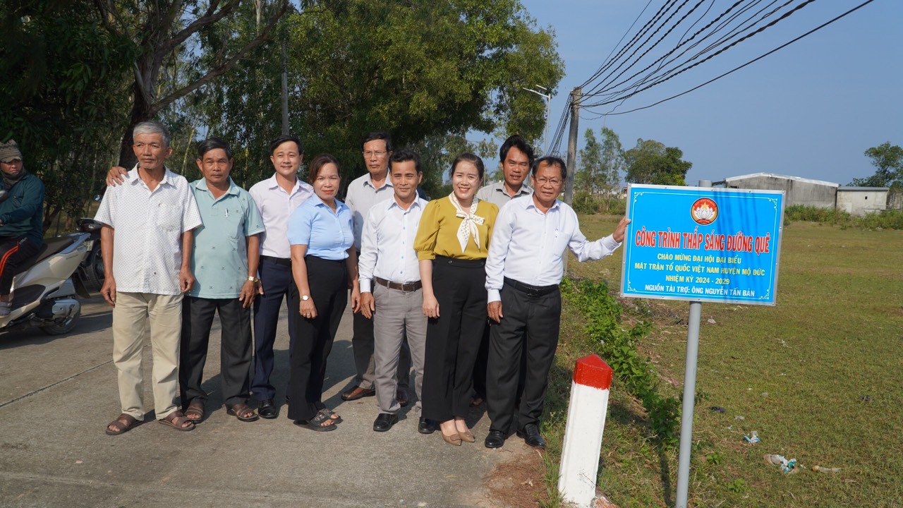 UBMTTQVN huyện Mộ Đức nghiệm thu công trình thắp sáng đường quê