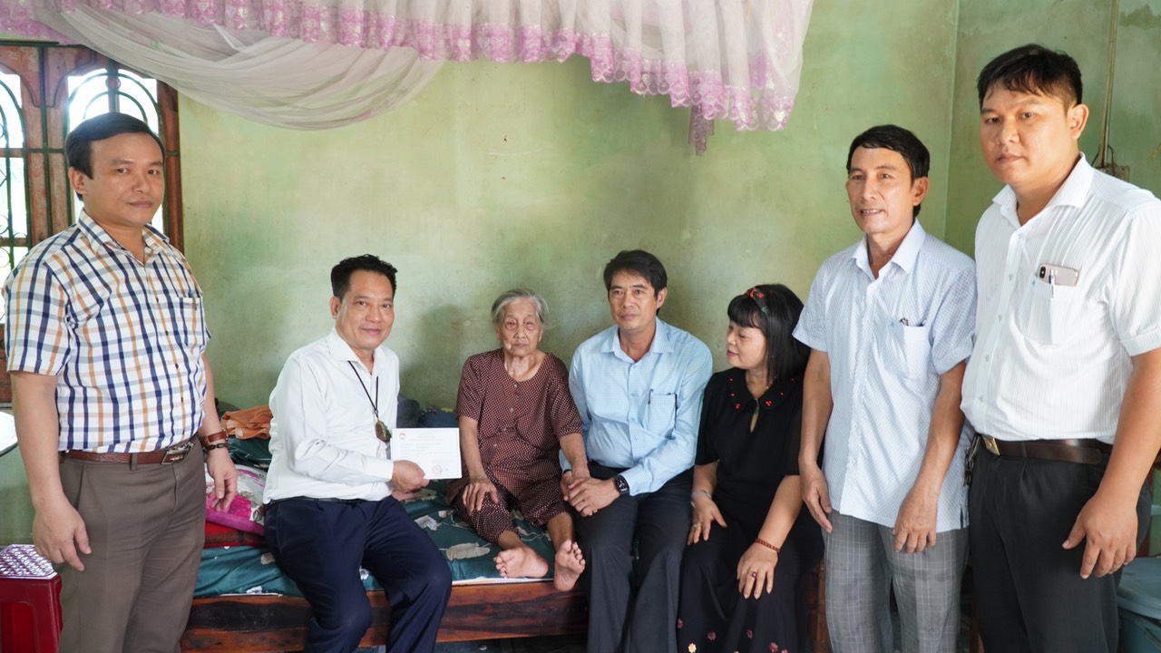 Quỹ Lá xanh chùa Đống Cao tỉnh Thái Bình trao quà nhân ngày 27/7 cho các Mẹ Việt Nam anh hùng tại huyện Mộ Đức