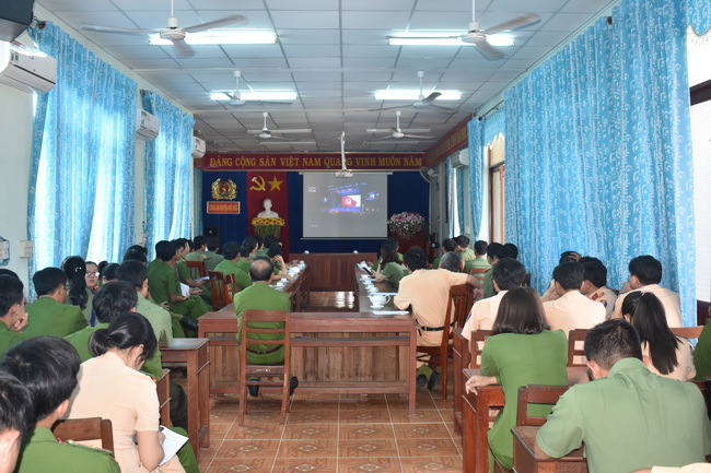 Đảng ủy Công an huyện Mộ Đức tổ chức xem truyền hình trực tiếp Lễ kỷ niệm 90 năm ngày thành lập Đảng Cộng sản Việt Nam