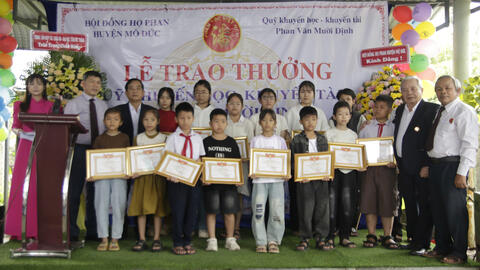 Hội đồng họ Phan huyện Mộ Đức trao học bỗng khuyến học, khuyến tài cho học sinh, sinh viên