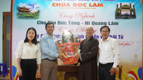 Mộ Đức: lãnh đạo huyện thăm, tặng quà nhân dịp đại lễ phật đản 2025