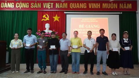 Mộ Đức - bế giảng lớp bồi dưỡng nhận thức về đảng năm 2025 (lớp thứ hai)