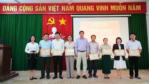 Mộ Đức: Tổng kết lớp bồi dưỡng lý luận chính trị dành cho đảng viên mới năm 2025