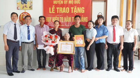 Huyện ủy Mộ Đức tổ chức trao tặng Huy hiệu 70 năm tuổi đảng