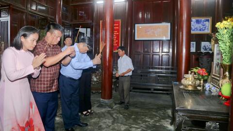 Tân Phó Chủ tịch thường trực Hội đồng Dân tộc của Quốc hội dâng hương tưởng nhớ Thủ tướng Phạm Văn Đồng