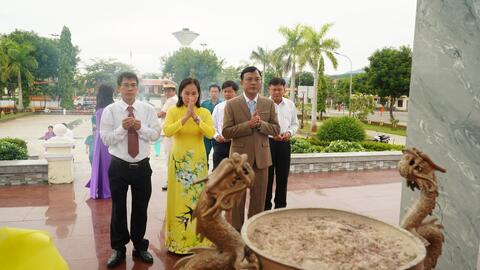 Lãnh đạo xã Mộ Đức viếng đài tưởng niệm liệt sỹ và nhà tưởng niệm bà Mẹ Việt Nam anh hùng