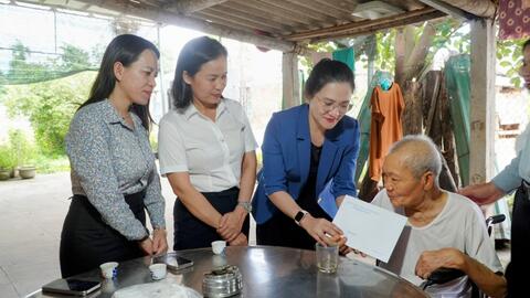 Lãnh đạo tỉnh thăm, tặng quà các gia đình chính sách, thương binh trên địa bàn  xã Mộ Đức