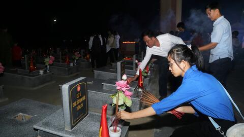Xã Mộ Đức tổ chức thắp nến tri ân và dâng hương, dâng hoa các anh hùng liệt sĩ tại nghĩa trang liệt sĩ Đức Hòa, nghĩa trang liệt sĩ Đức Phú
