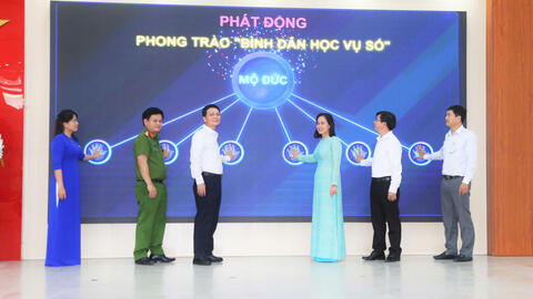 Xã Mộ Đức phát động và tích cực triển khai mô hình " Bình dân học vụ số" đưa công nghệ đến gần với người dân