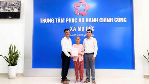 Xã Mộ Đức trao kết quả giải quyết thủ tục cấp giấy chứng nhận quyền sử dụng đất cho những công dân đầu tiên  của sau khi vận hành chính quyền xã mới