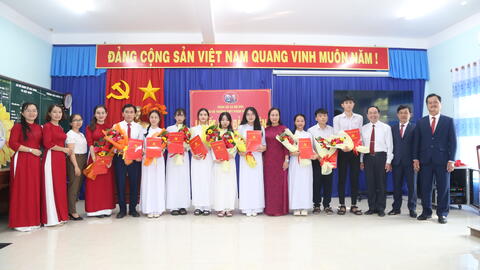 Mộ Đức – Chi bộ trường THPT Phạm Văn Đồng kết nạp 10 giáo viên, học sinh ưu tú của trường vào đảng