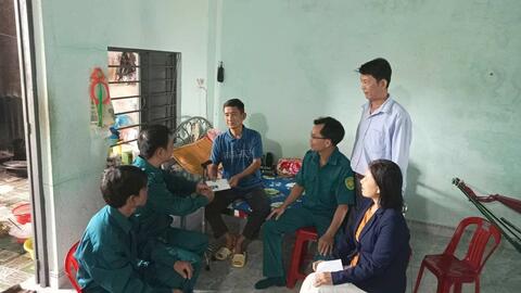 Ban chỉ huy Quân sự xã Mộ Đức thăm tặng quà cho gia đình quân nhân đang tại ngũ có người thân đau ốm nặng