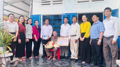 Trao huy hiệu 80 năm tuổi đảng cho đồng chí Võ Văn Ngữ, thôn Phước Toàn, xã Mộ Đức