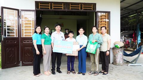 Chi bộ UBND xã Mộ Đức trao quà đỡ đầu cho bé Bùi Tấn Tuấn Kiệt, ở Thôn Phước Thuận, Xã Mộ Đức