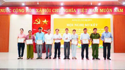 Đảng ủy xã Mộ Đức biểu dương, khen thưởng các tập thể, cá nhân điển hình trong học tập và làm theo Bác