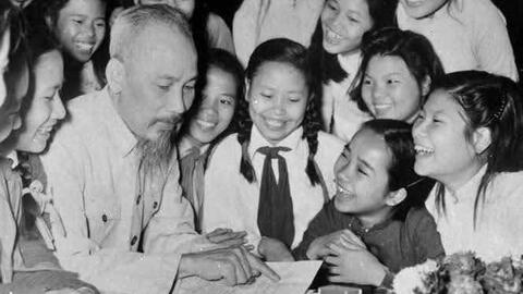 Kỷ niệm 136 năm Ngày sinh Chủ tịch Hồ Chí Minh (19/5/1890 - 19/5/2026): Bác Hồ - Một tình yêu bao la
