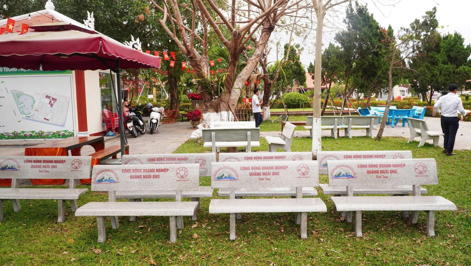 Ghế đá do Công đồng Doanh nghiệp Quảng Ngại tại TP.Hồ chí Minh trao tặng.