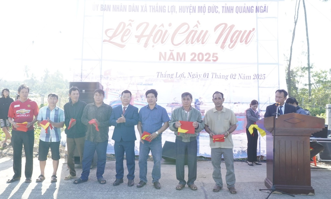 Ảnh:Chủ tịch UBND xã Thắng Lợi Nguyễn Ngọc Tưởng động viên và tặng cờ Tổ quốc cho ngư dân.