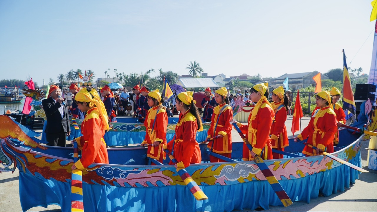 Ảnh: Hát bả trạo là tiết mục không thể thiếu trong lễ hội cầu ngư của cư dân miền biển nơi đây.