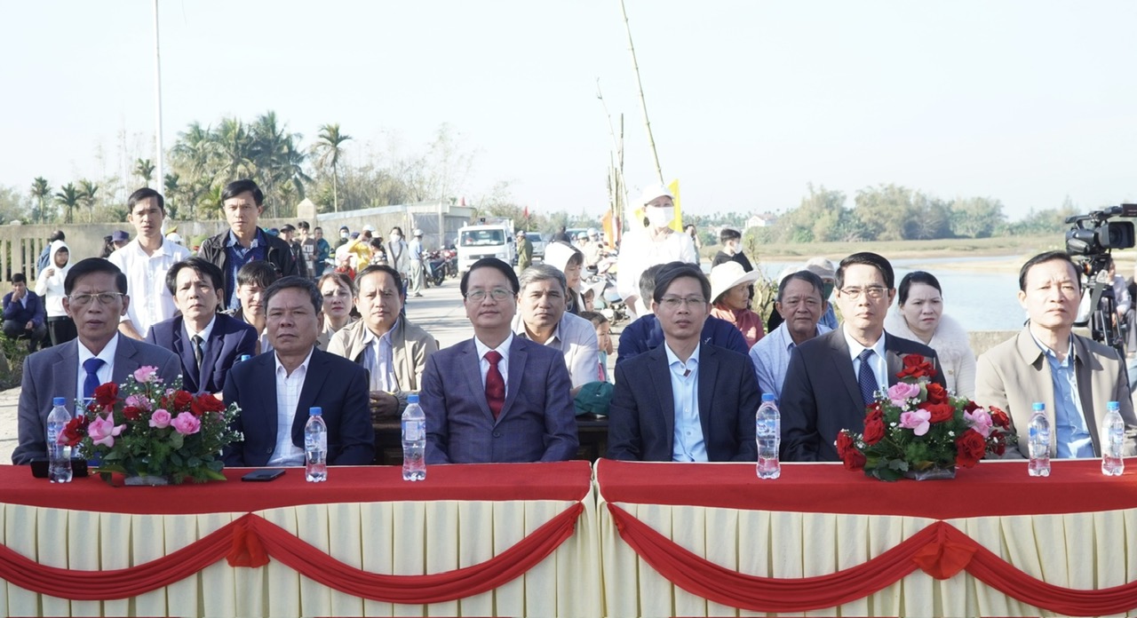 Ảnh:Lãnh đạo UBND huyện Mộ Đức, xã Thắng Lợi và bà con ngư dân đến tham dự buổi lễ