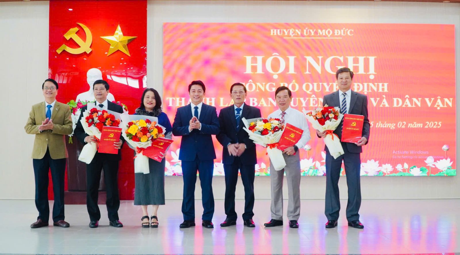 Ảnh: Lãnh đạo huyện Mộ Đức trao quyết định và tặng hoa cho Trưởng ban, các Phó Trưởng ban Tuyên giáo và Dân vận Huyện ủy