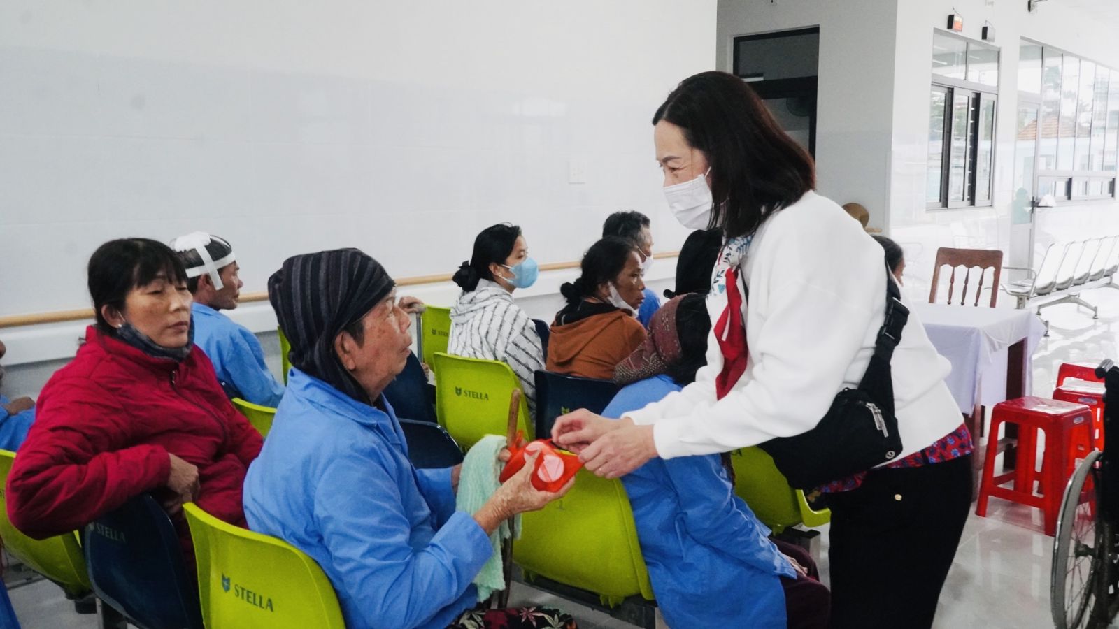 Những phần quà được trao tận tay những bệnh nhân nghèo đang điều trị tại TTYT Mộ Đức