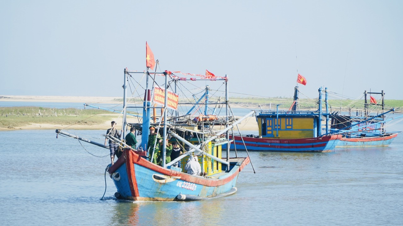 Ảnh:Trong hồi trống lệnh giục giã, rền vang, cùng với tiếng reo hò, cổ vũ của nhân dân địa phương, đoàn tàu cá của ngư dân xã Thắng Lợi lần lượt nổ máy vươn khơi.